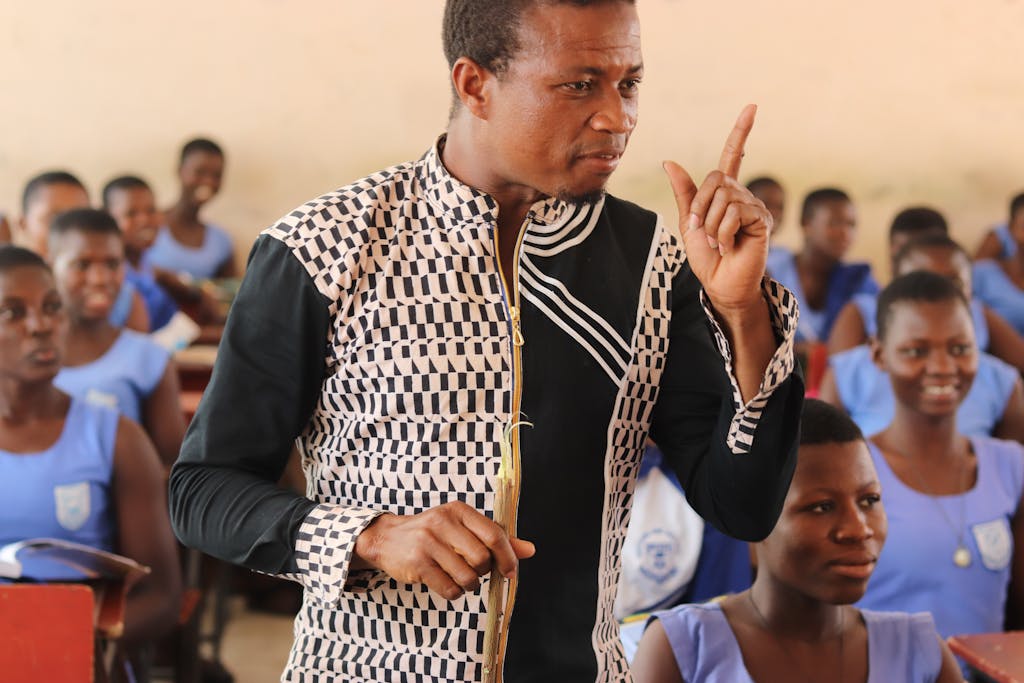 Un directeur d'école s'adresse à des collègues lors d'une formation
