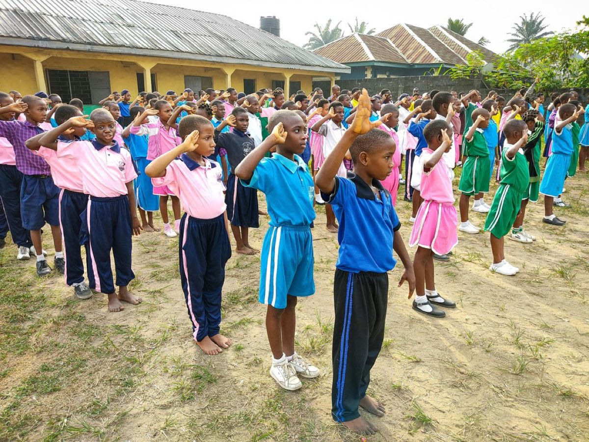 Des élèves d'une école congolaise rassemblés dans la cour