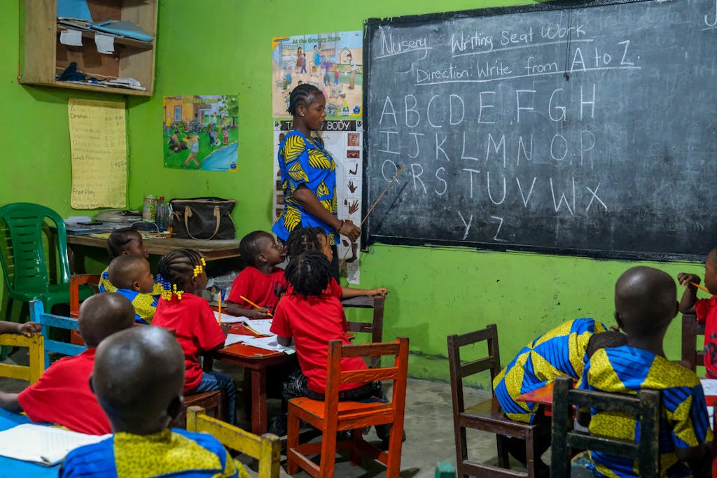 Une enseignante guide ses élèves dans une salle de classe en RDC